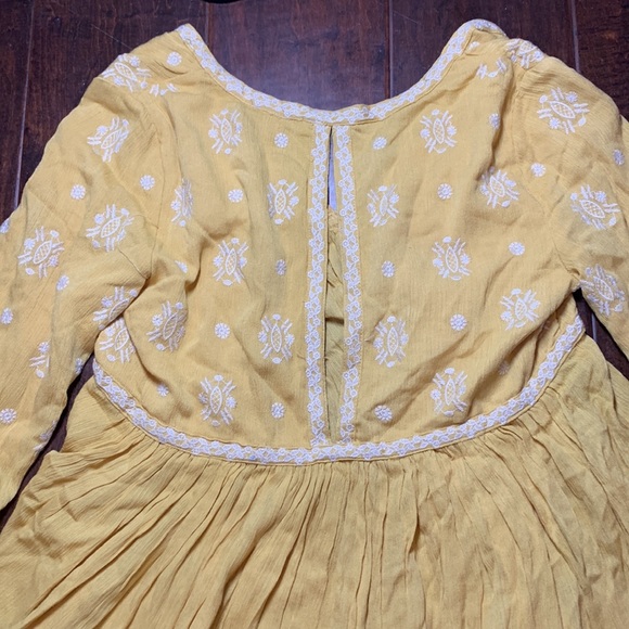 EUC Yellow White Fate Embroidered Boho Blouse Top Shirt Bell Sleeves XS - Picture 8 of 9